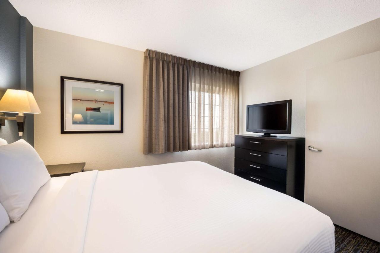 Sonesta Simply Suites Chicago Либъртивил Екстериор снимка